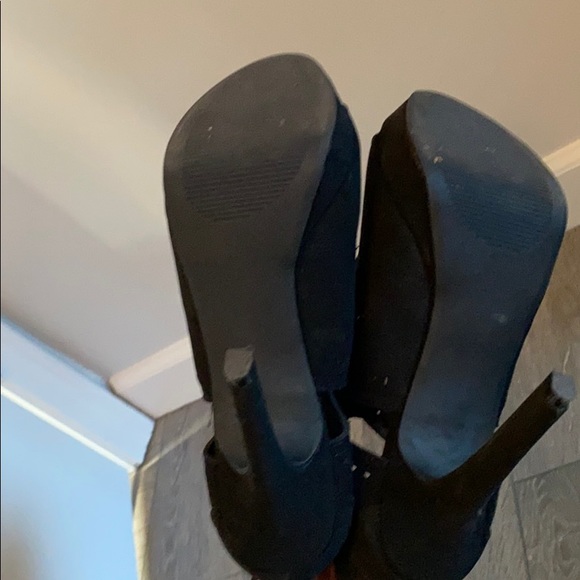 Black heels - Picture 3 of 3